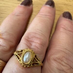 R25 Elegant Gold Pearl Ring